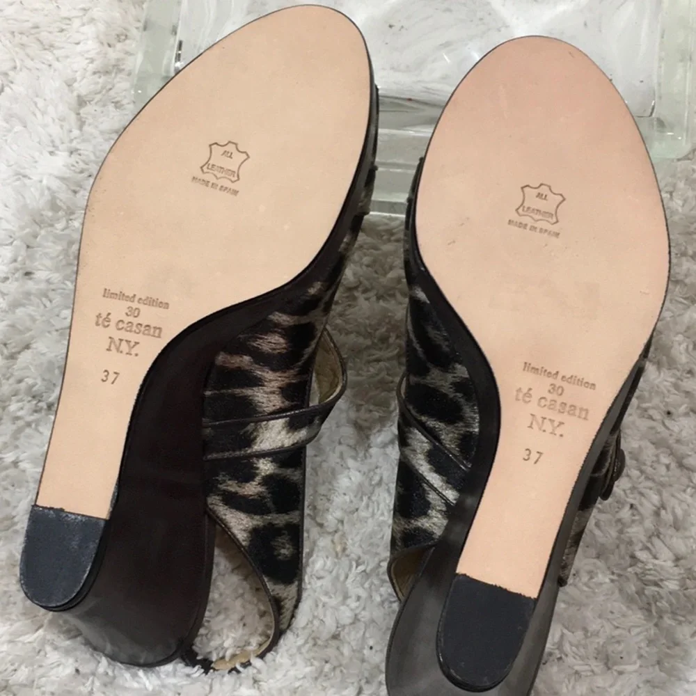 Te Casan NY animal print platform wedge